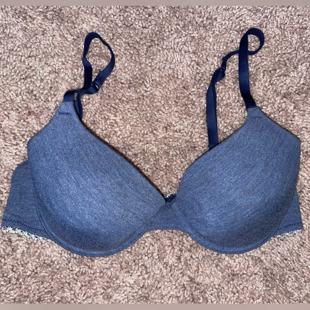 Thin lined bra 
No size tag
Might be a 30B 32B
Open to offers